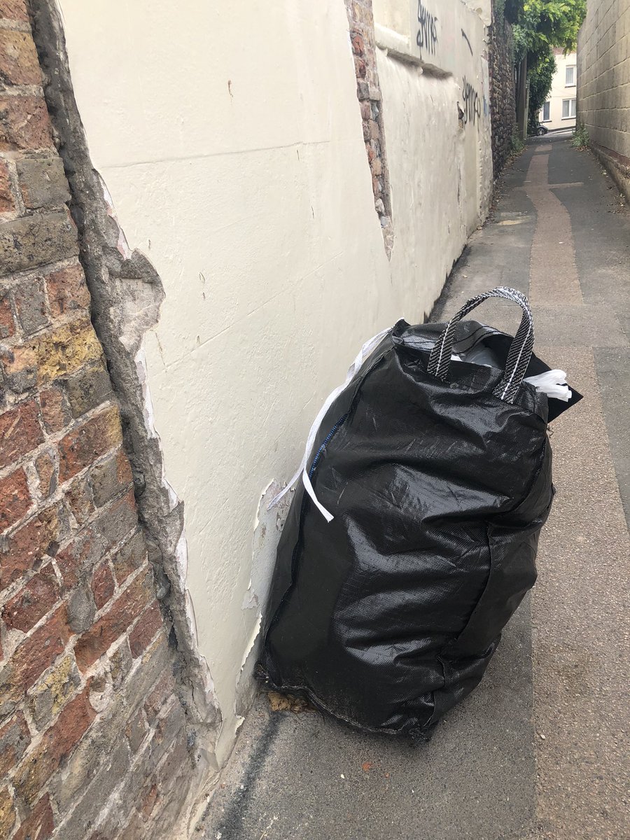 andreassjensen's tweet photo. @ThanetCouncil 7 weeks and my bins still havent been emptied. (3rd time...) #disgusting #HealthAndSafety #triphazard #thanet https://t.co/SlZRtSX0bz