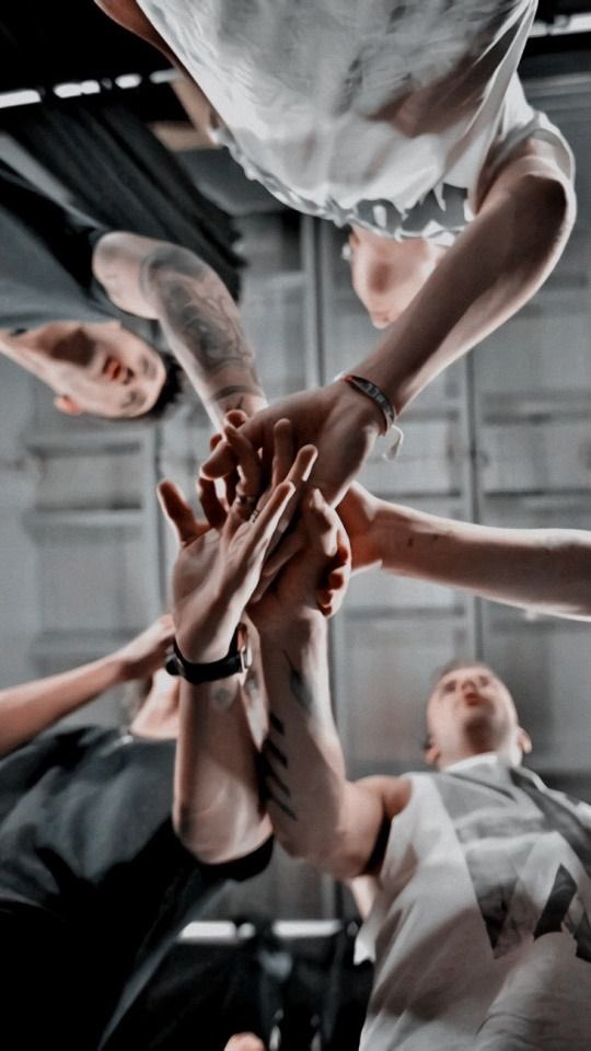 heilouis's tweet photo. a molti sembrerà una cosa frivola perchè “è solo una boyband” ma davvero voi non avete idea di quello che questi ragazzi hanno fatto per me in questi 10 anni
saranno per sempre tra le persone più importanti della mia vita 🔐❤️
#10YearsOf1D #10YearsOfOneDirection #1DDecade https://t.co/im1XODDfr1