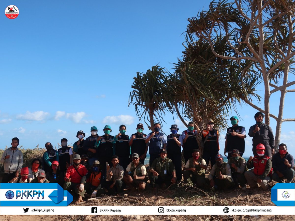 BalaiPK_kupang's tweet photo. Hai #SahabatBahari 

Alhamdulillah hari ini telah dilakukan penguburan bangkai paus biru dn pengambilan sampel kulit dn daging untuk diteliti lebih lanjut.

Terima kasih kepada tim yg telah bergotong royong dlm proses penguburan ini 🙏🏾

#kkpgoid 
#djprl
#lebebae https://t.co/CMUkHFWKq1