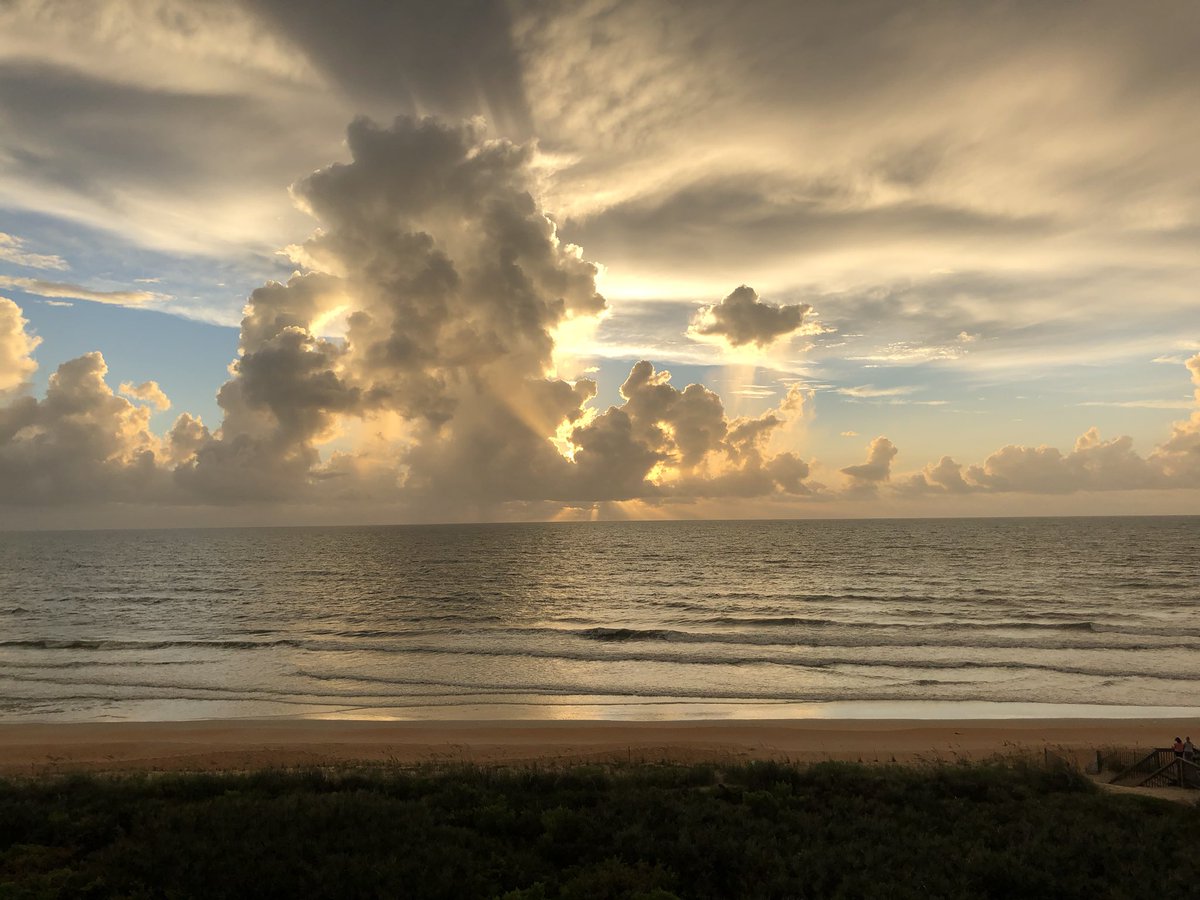 ggl26's tweet photo. Pretty cool sunrise at the beach. https://t.co/tSJgQkxkED