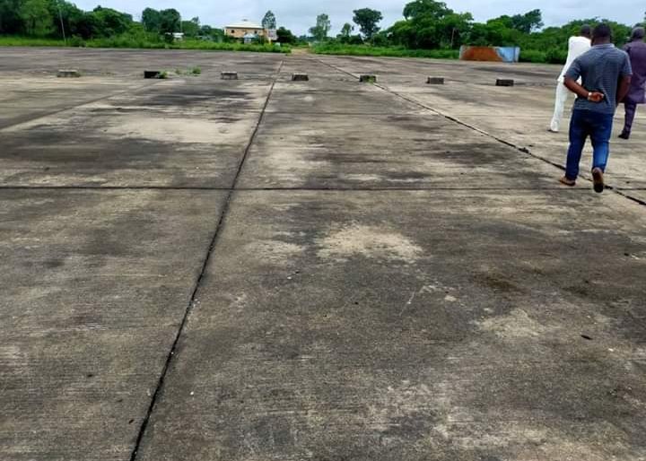 THE OGURUGU AIRPORTAirport in OGURUGU Uzo-Uwani may sound like story from the space or a fairytale but it's empirically true and realIt was an Airport said to have been awarded by the Military regime of OBJAt the airport, we found solid structures in a vast expanse of land