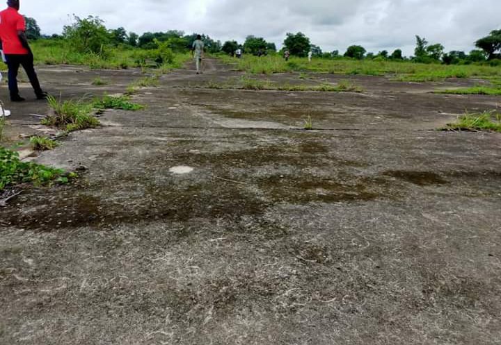 THE OGURUGU AIRPORTAirport in OGURUGU Uzo-Uwani may sound like story from the space or a fairytale but it's empirically true and realIt was an Airport said to have been awarded by the Military regime of OBJAt the airport, we found solid structures in a vast expanse of land