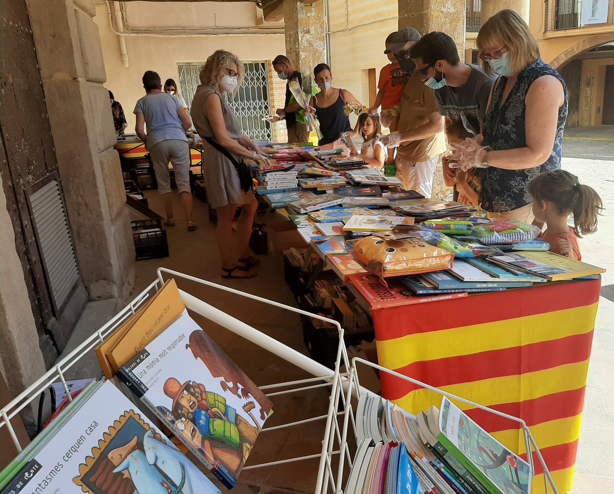 Alcover_Vila's tweet photo. [CULTURA] #Alcover se suma al #DiadelLlibreilaRosa amb diferents parades a la plaça Nova durant tota la jornada 📚🌹
🔊 Recordeu seguir amb les mesures de seguretat: Mans netes, distància i mascareta😷
Feliç Dia!❤ https://t.co/6pMmnC8o6u