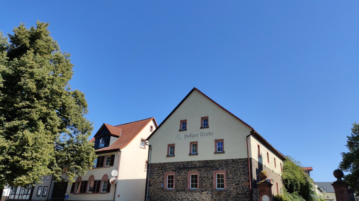 britainopello5's tweet photo. In #Mittelhessen gibt es Dörfchen, wo der Name den Verdacht nahelegt, es gäbe sie gar nicht; eins davon ist #Utphe. Dabei haben sie durchaus ihre aparten Stellen. Nur die Autos stehen auch hier herum, wie überall; aber wir blenden sie einfach weg. https://t.co/9EPZw6bhmq