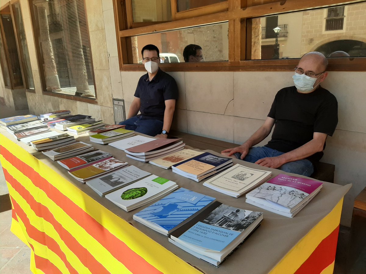 Alcover_Vila's tweet photo. [CULTURA] #Alcover se suma al #DiadelLlibreilaRosa amb diferents parades a la plaça Nova durant tota la jornada 📚🌹
🔊 Recordeu seguir amb les mesures de seguretat: Mans netes, distància i mascareta😷
Feliç Dia!❤ https://t.co/6pMmnC8o6u