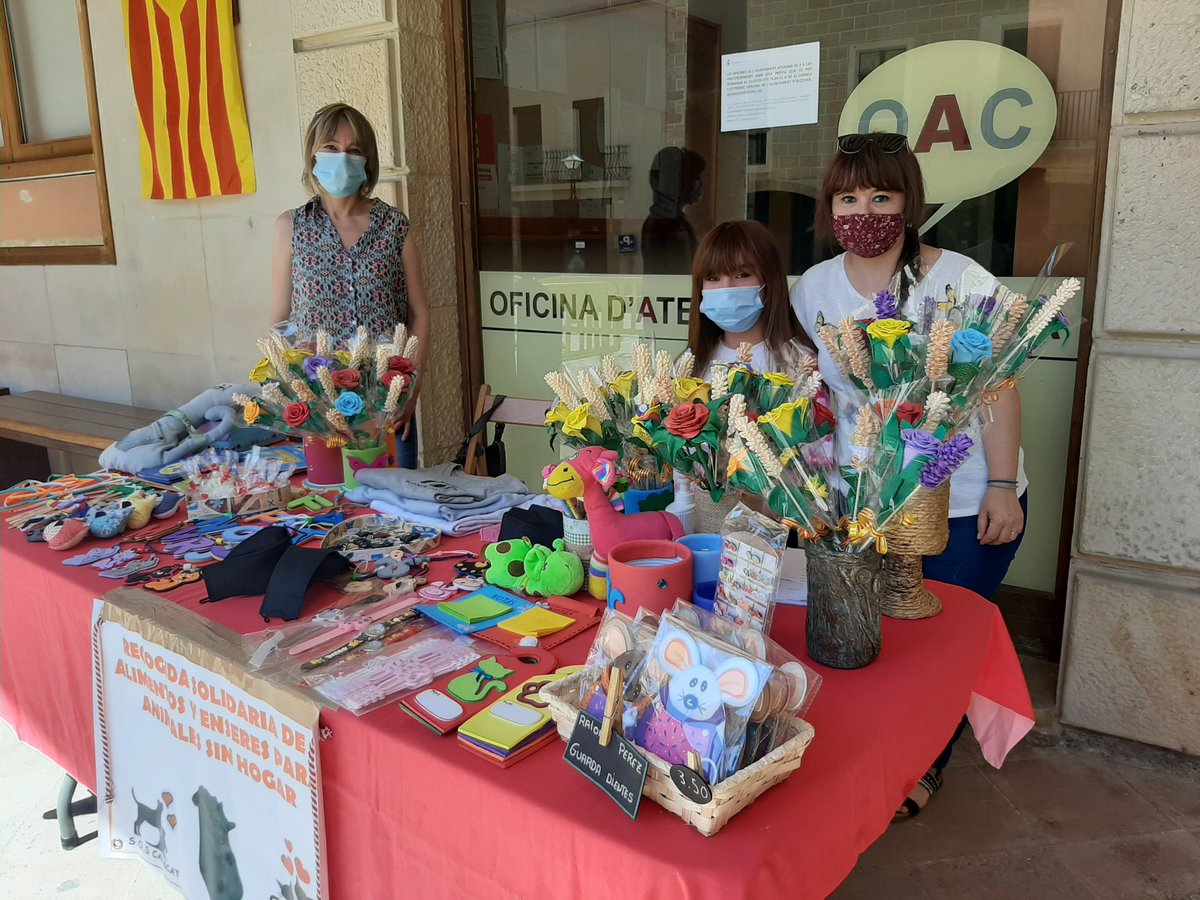 Alcover_Vila's tweet photo. [CULTURA] #Alcover se suma al #DiadelLlibreilaRosa amb diferents parades a la plaça Nova durant tota la jornada 📚🌹
🔊 Recordeu seguir amb les mesures de seguretat: Mans netes, distància i mascareta😷
Feliç Dia!❤ https://t.co/6pMmnC8o6u