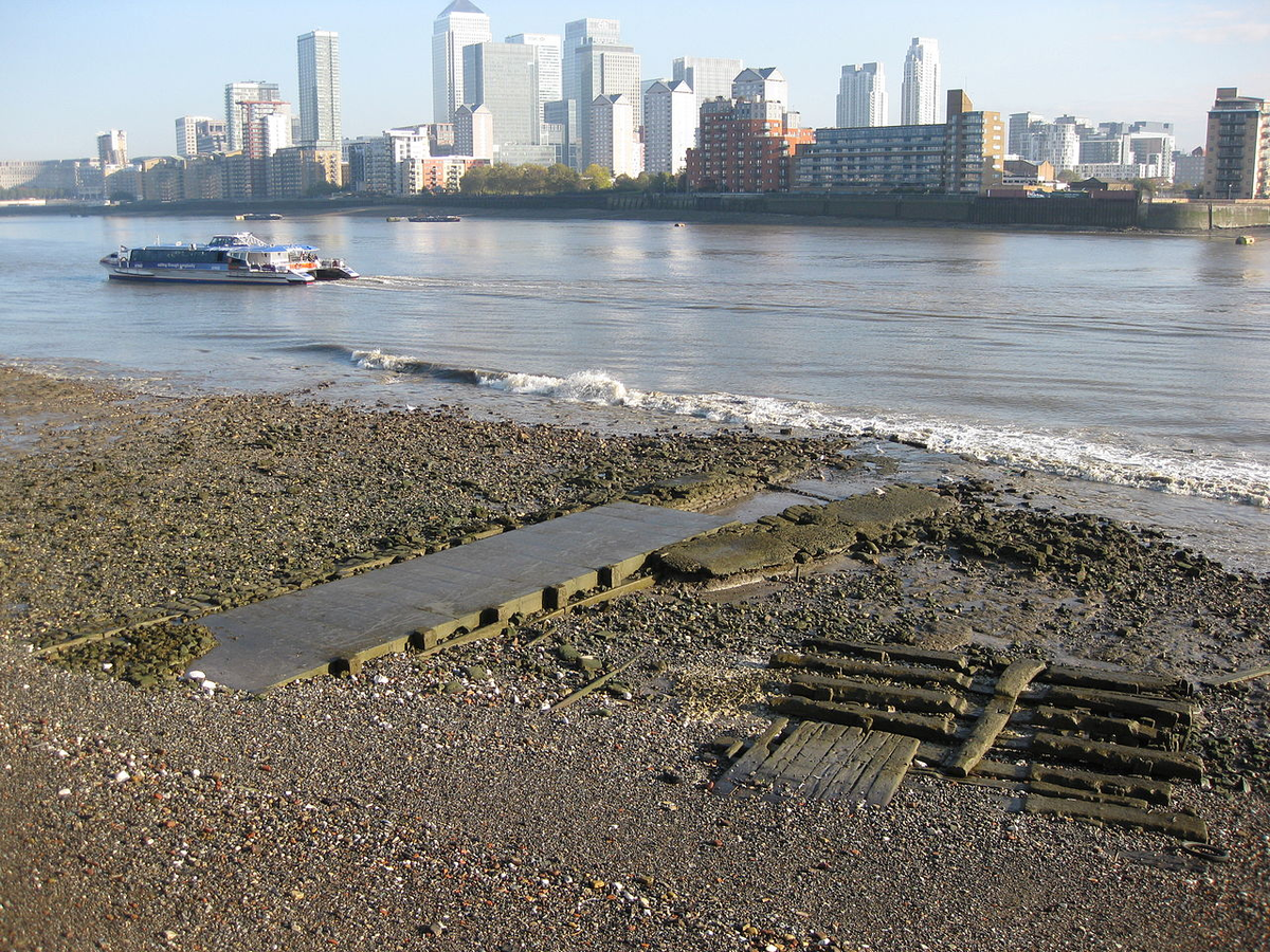 A fragment of slipway, also built of reused ship's timbers survives on the foreshore here. Next to it is the culvert of the Earl's Sluice. Our plan was to record it this week as part of our scheduled fieldwork season.  #LowTideLockdown