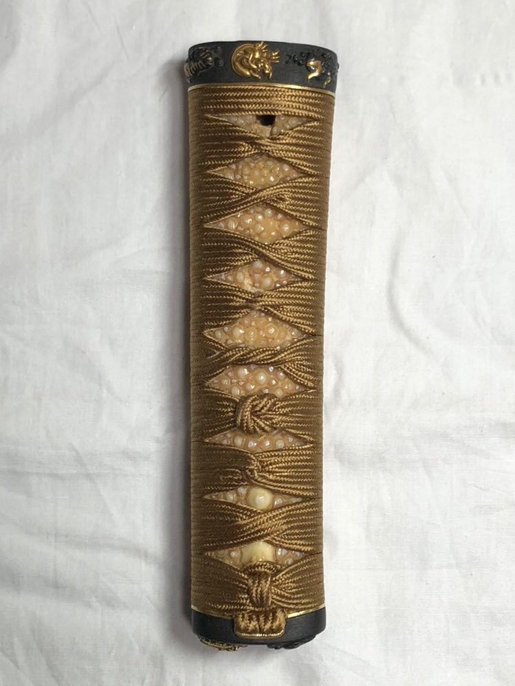 Ayaya 柄巻師 弥仙 謎のスーパーサイヤ人 Auf Twitter 組紐ジグザグのマジック と 週刊日本刀 58号 に素晴らしい柄巻の見本が掲載されておりましたので練習のため作ってみました 一つの柄に八通りの巻き方をしており 中には初めてのものもあり とても勉強に