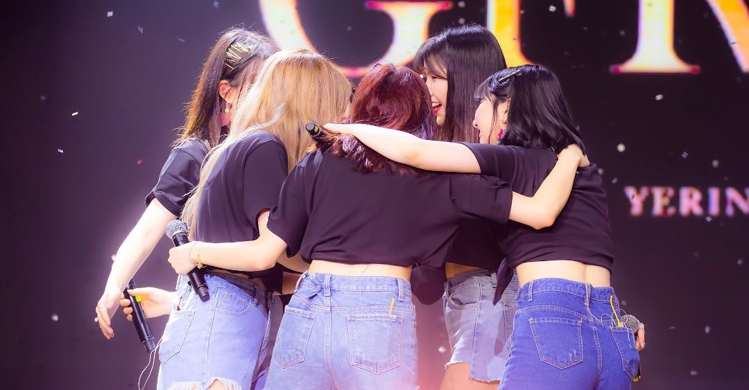 nssbrna's tweet photo. I grew up listening to your songs,I hyped at your songs everytime. Even you are not really my Stan group,you guys doesn't deserve this. Please stay happy <3 
#RespectGFRIEND https://t.co/7BG2sw5KtF