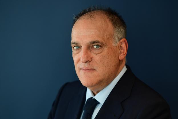 lequipe's tweet photo. Selon el Diario, le président de la Liga Javier Tebas aurait conseillé juridiquement le club de madrilène de D2 Fuenlabrada pendant deux ans et lui aurait demandé 130 000 euros fin 2018 pour ses prestations. 

Une révélation embarrassante pour le dirigeant https://t.co/mtvjurnYZx https://t.co/1CgpaLX5xf