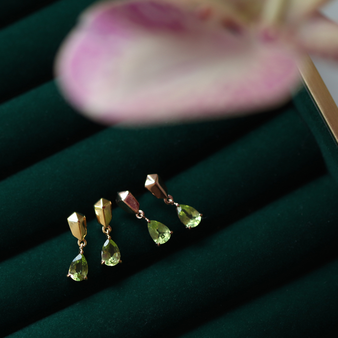 Gemondo's tweet image. Looking for a way to lift your everyday look with ease? Micro-statement earrings pack a punch of personality in the daintiest way.

ow.ly/2bYT50AE48M

#earringstack #peridotearrings #futureheirlooms #jewellerylover #curatedear #greenandgold #gemondo