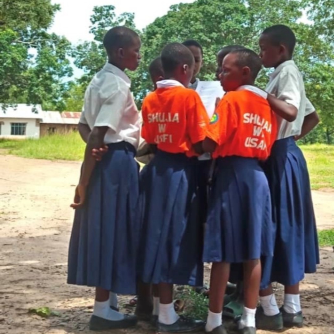 RaleighTanzania's tweet photo. SWASH hero's educating their friends about hand washing. Knowledge is power. Pass it on! 

#raleightanzania #healthierliveshappierhomes #heros #youthenergychange #sustainablechange https://t.co/CAmsGBgjvw