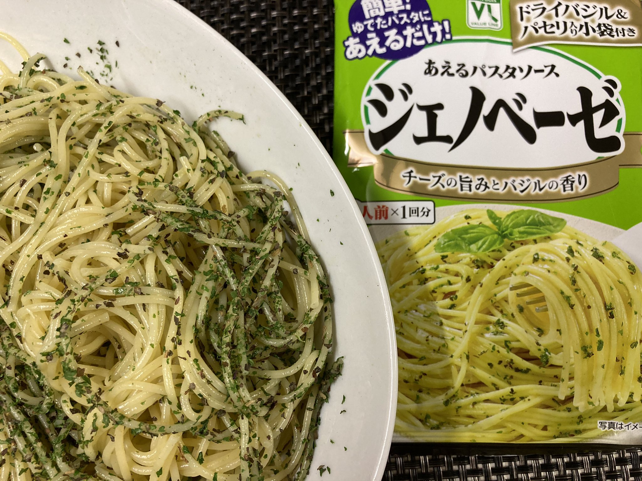 大胡あすか Fully Pfizerd サンジルシ 和風パスタソース梅 グルテンフリー乾麺90g用とあるが 普通のパスタで食べた 液体ソースとフリーズドライの具材入り あっさり目のシンプルなオイル醤油ソースで 乾燥具の梅干し ごま 海苔がたっぷり よく