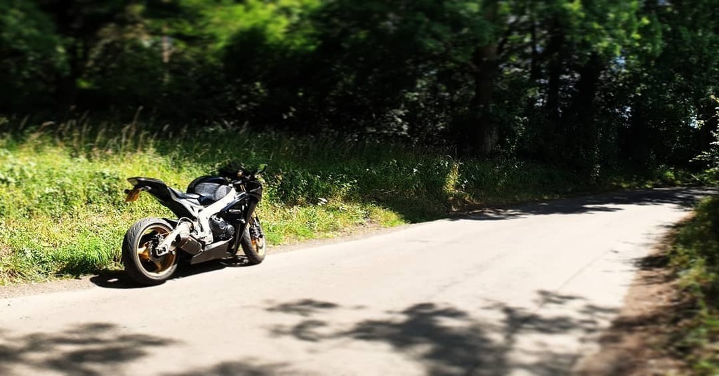 weeemrcb's tweet photo. Basking in the sun, somewhere just north of Goodwood Racecourse

#iif #iit #FireWeem #BlackAndGold #countryside #PeeStop https://t.co/C93cFbOPTd