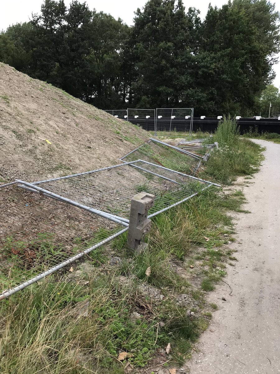 Een mooi nieuw palenscherm. En wat doet <a href="/Gemeente_Urk/">Gemeente Urk</a> <a href="/Geertpost/">Geert Post</a> <a href="/brouwer_f/">Freek Brouwer</a> <a href="/franslucasurk/">Frans Lucas Brouwer</a>  die gooien er een berg zand neer met een hek erom heen. En laten het onkruid goed groeien. Geen geld om het weg te halen. Al 2 jaar met een beetje wind huis en auto onder het zand.