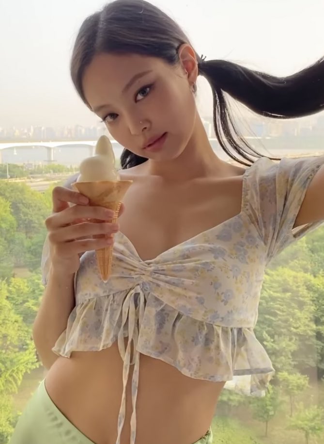WOAS_chart's tweet photo. On July 22,2020  @BLACKPINK  #JENNIE  reached 30 million followers on Instagram 🎊 

Congrats Jennie 🌟 
@ygofficialblink 🖤💖  

🔗https://t.co/NMVjudCdRx https://t.co/Ow2s6uALxL