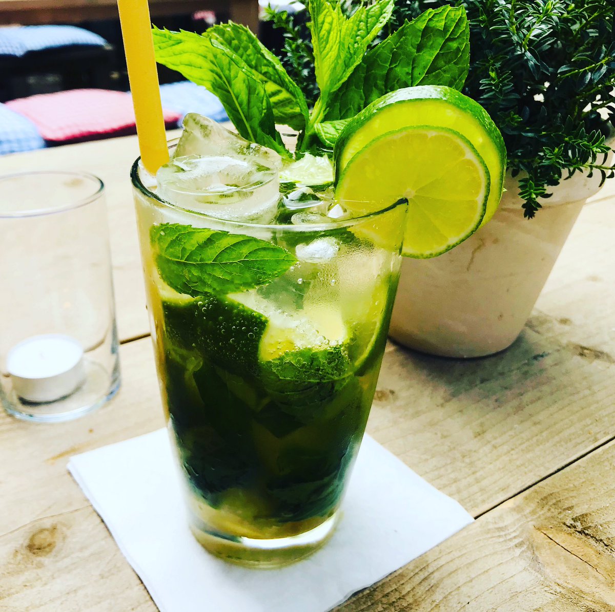 Was gibt es Schöneres, als im Sommer draußen zu sitzen und leckere Cocktails zu trinken? 🍹☀️ Bei uns könnt ihr euch TÄGLICH zwischen 16-19 Uhr viele Cocktails für nur 4,99€ gönnen! #happyhour #cocktails #sommer #sonne #hamburg #eimsbüttel #mojito #summerfeeling #cheers #drinks