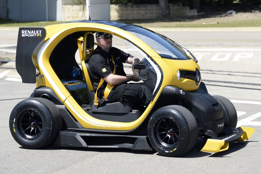 UltimativCars's tweet photo. Nope, it's the "Twizy F1" from #OakleyDesign (2009-2013), which was located in #Preston, #Lancashire @LiveLancs.
Taking up the #Renault #Twizy Z.E. R.S. F1 Concept (which had no doors), OD made 2013 at least 4 copies, based on regular Twizys (w/ doors).
@Renault_FR @RenaultF1Team https://t.co/cQvcKW3MUF