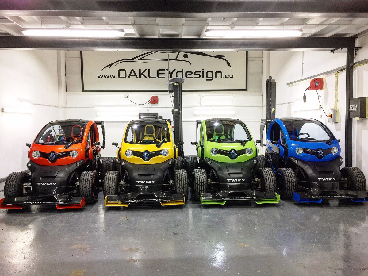 UltimativCars's tweet photo. Nope, it's the "Twizy F1" from #OakleyDesign (2009-2013), which was located in #Preston, #Lancashire @LiveLancs.
Taking up the #Renault #Twizy Z.E. R.S. F1 Concept (which had no doors), OD made 2013 at least 4 copies, based on regular Twizys (w/ doors).
@Renault_FR @RenaultF1Team https://t.co/cQvcKW3MUF