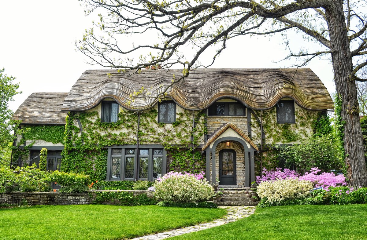 Need an architectural distraction so here are some homes in Oak Park. The Frank E. Long House (1924) is a cottage-style design w/a wavy thatched roof, made out of steamed cedar shingles. Architect L.E. Stanhope got his start working for Burnham & Root & mainly worked in Chicago.