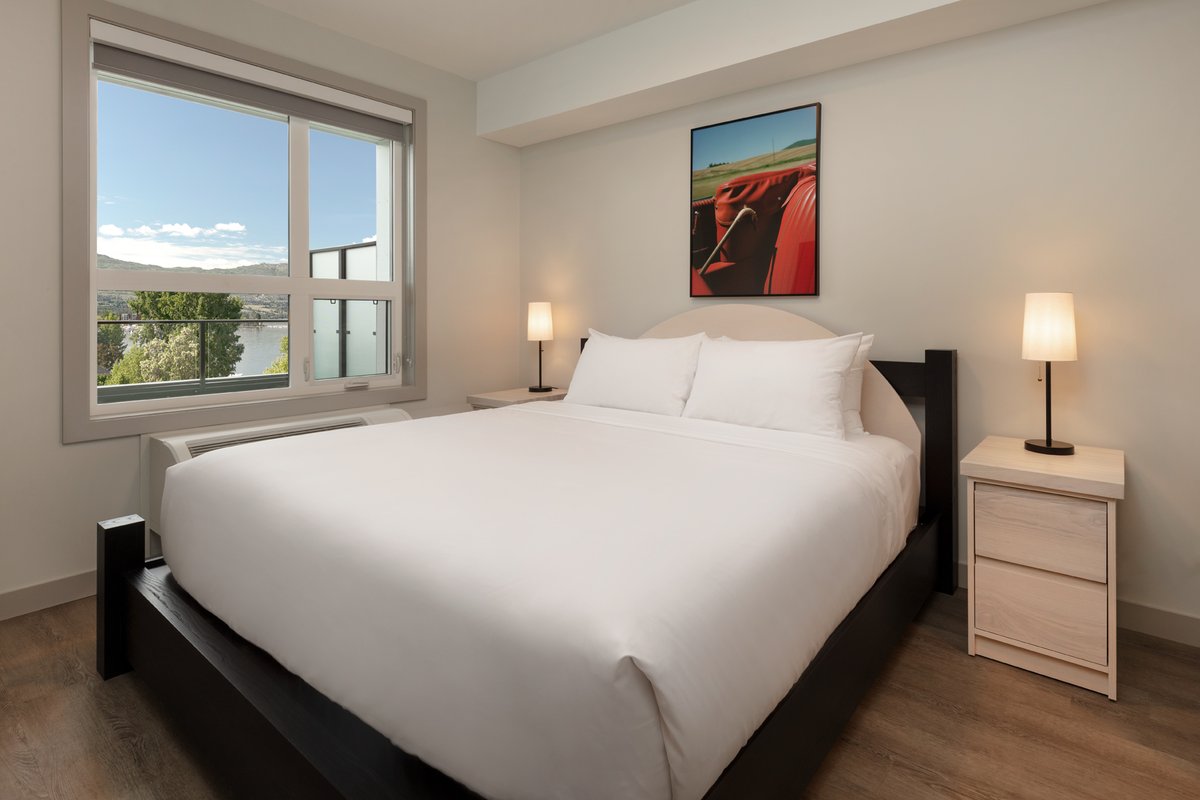 ShoreKelowna's tweet photo. Immerse yourself. Contemporary suites hallmarked by luxury and comfort, with stunning views of Okanagan Lake. #TheShoreKelowna #LuxuryLiving #ShoreSuites #BeachfrontLiving #GyroBeach #LiveHere #VacationHere #Kelowna #YLW https://t.co/tiM8sioDK0