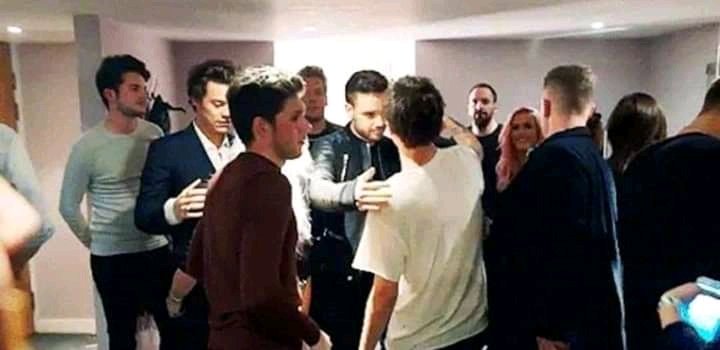 Larry9713's tweet photo. Jay los juntó, de alguna u otra manera.
#10YearsOfOneDirection 
#10YearsOf1DMoments 
#10YearsOf1D https://t.co/1TMr50b6MH