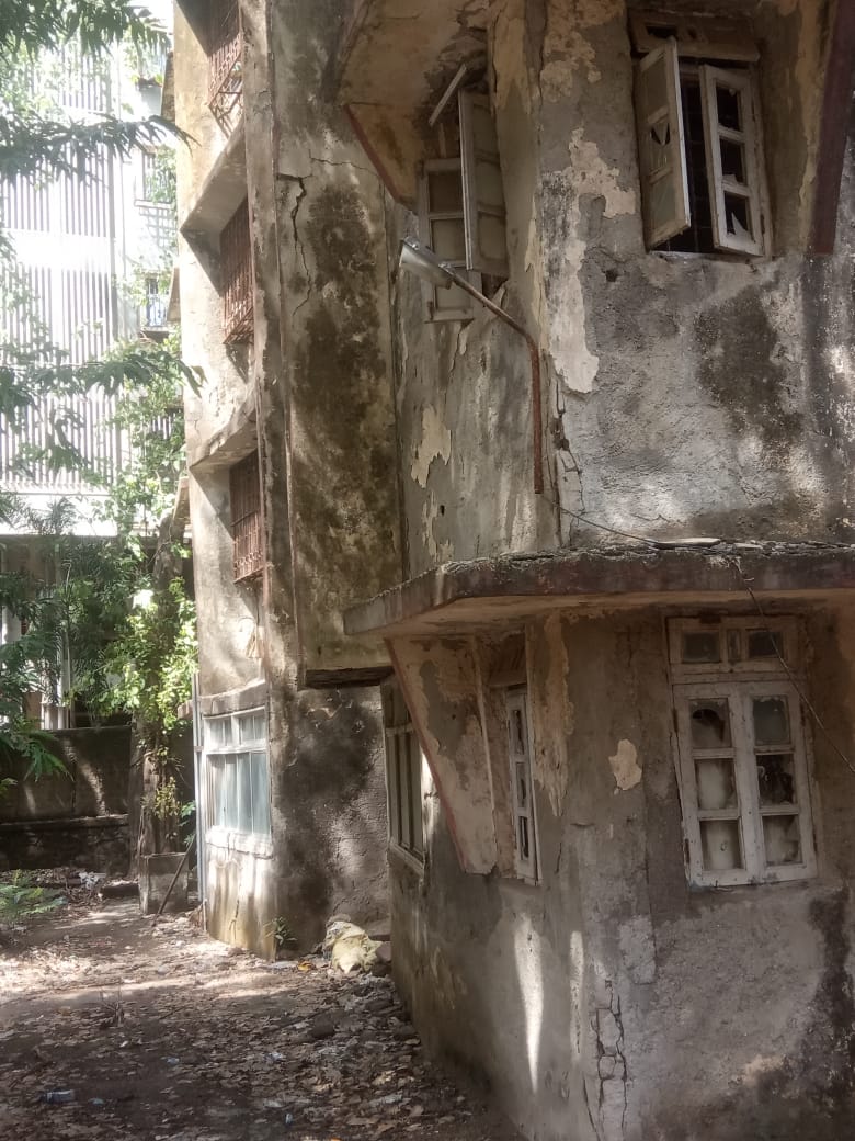 SiddhantMohite1's tweet photo. #MIDC Staff Quarters, at AzadNagar 1, #Andheri W, which has been identified as unsafe &amp; has been vacated years ago. A few of the nearby residents were hospitalised due to dengue &amp; malaria. We demand @mybmc to clean, sanitize &amp; fog the premises to ensure safety of the citizens. https://t.co/ZzKM1WPySB