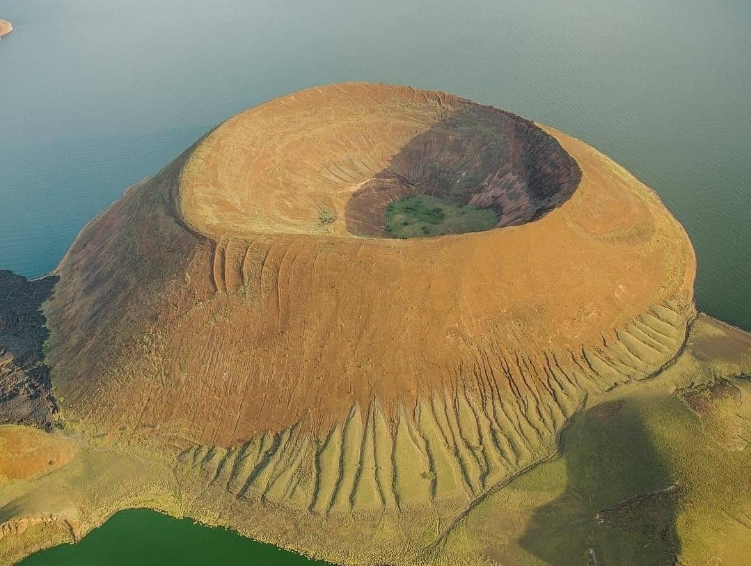 onjolo_kenya's tweet photo. Nabiyotum, an old volcano, is the most famous and beautiful crater in Kenya. The crater is surrounded on all sides by lake Turkana - the largest alkaline lake in the world 🌋⁠ https://t.co/VnIl5N78kB