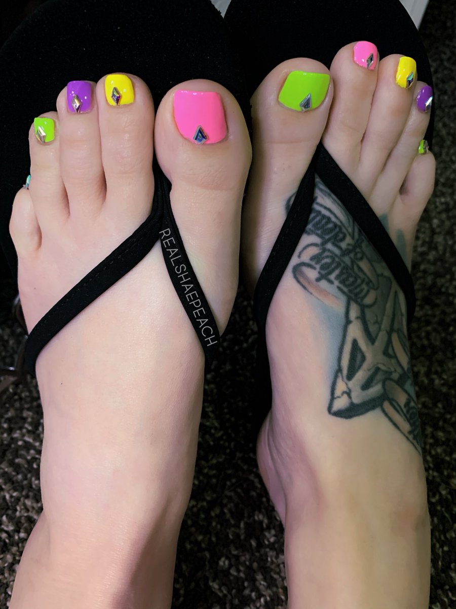 FootDoctor101's tweet photo. Follow: @realShaePeach 

#FreshPaint #pedicure #footworship #Queen #prettytoes #feetnation #toes #sexyfeet #footmodel #tattoo  #Goddess #footqueen #toering #soles #flipflips #Spiderman #feet https://t.co/dWuqg3eLpa