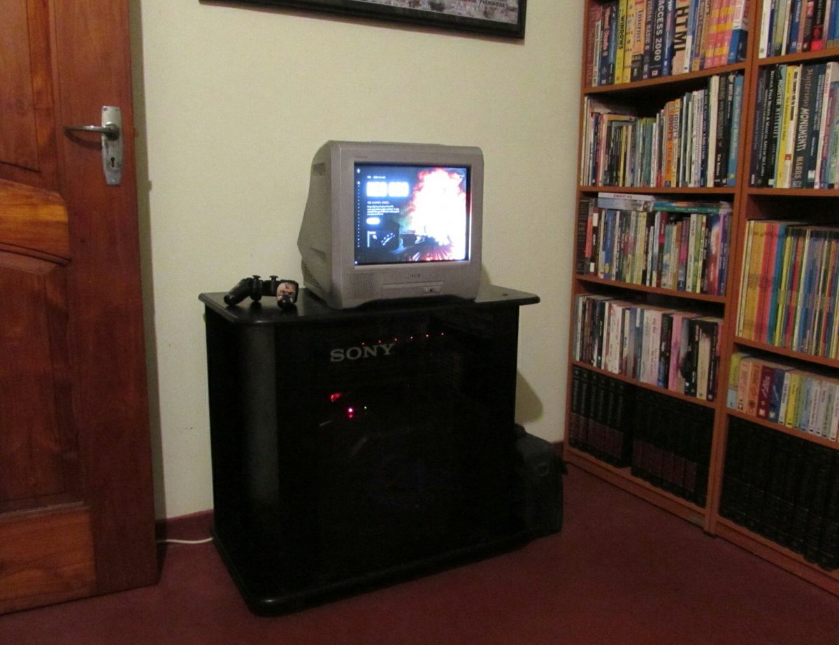 Repositioned the second shelf in the tv cabinet to house the keyboard. Hooked up the mouse too (both of em from the old pc I used to make this setup).  #batocera is almost entirely gamepad driven but once in a while you need a keyboard and a mouse, for settings etc, oh and c64.