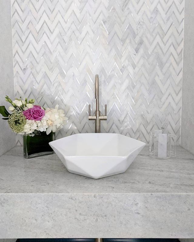 KingstonBrass's tweet photo. This geometric, contemporary bathroom is so satisfying 😍
📷 : @style_by_mimig on IG
Faucet: https://t.co/HvH4q8mYoA https://t.co/8OTuPFhUlc
