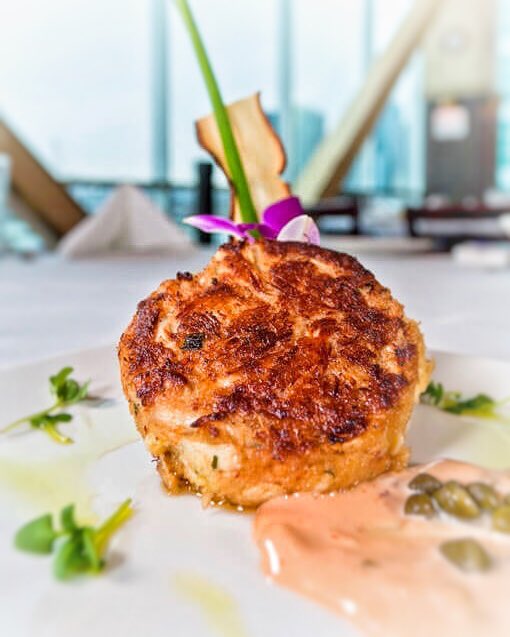 Now 𝒕𝒉𝒊𝒔 is how a crab cake is done 👌
Our jumbo lump crab cakes are griddled to perfection and served with louis sauce and capers atop an Asian-inspired salad.