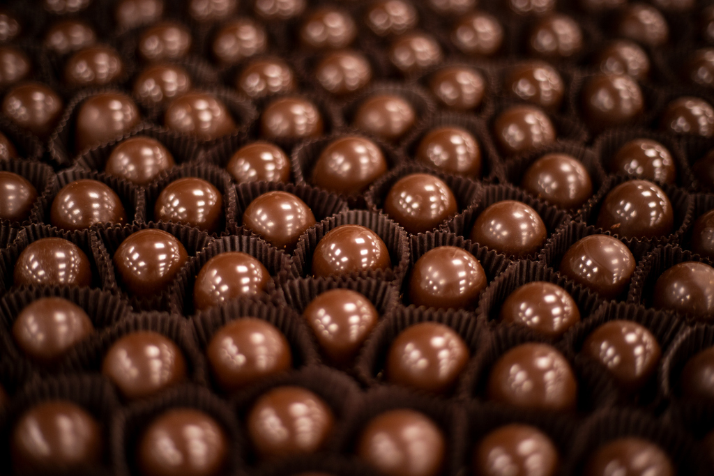debbasgourmet's tweet photo. We heard you like #truffles. So here's a #pic of a lot of truffles. Fresh. Delectable. Chocolate. Truffles.🤤⁠

#chocolate #chocolatelovers #gourmetchocolate #foodstagram #chocolategram #welovechocolate #madeinfresno #eatlocal #eatchocolate #yum #oddlysatisfying #debbasgourmet https://t.co/XlZzR6i8Gn