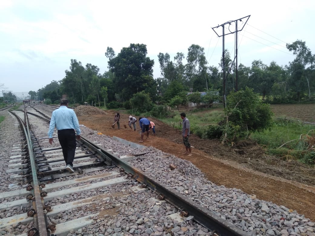 चलती का नाम ज़िन्दगी ....
कुन्दनगंज स्टेशन पर रेलवे लाइन डबलिंग का काम पहले की तरह हो रहा है। खास बात ये है कि इस काम में उन श्रमिकों को भी लगाया गया है, जो लॉकडाउन के वक्त दूसरे राज्यों से वापस घर आ गए थे। 
#IndianRailways
#raebareli <a href="/dmraebareli/">DM RAE BARELI</a> <a href="/PiyushGoyal/">Piyush Goyal</a> <a href="/Shubhra_S1/">Shubhra Saxena</a>