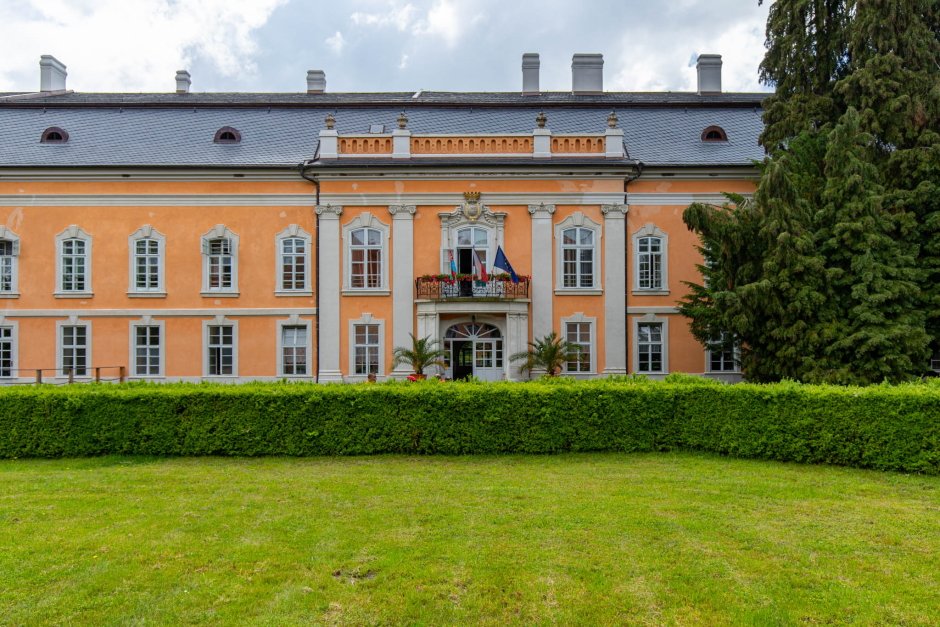podboranskoinfo's tweet photo. Stavba zámku je na půdorysu podkovy. Starší renesanční část má dvě patra a věž. Obě barokní křídla jsou jednopatrová a obepínají velké nádvoří. Na oplocenou část navazuje velký anglický park, který pokračuje chráněným územím – Hájem Petra Bezruče. Zámek je veřejnosti nepřístupný. https://t.co/oh8eBY2WUs
