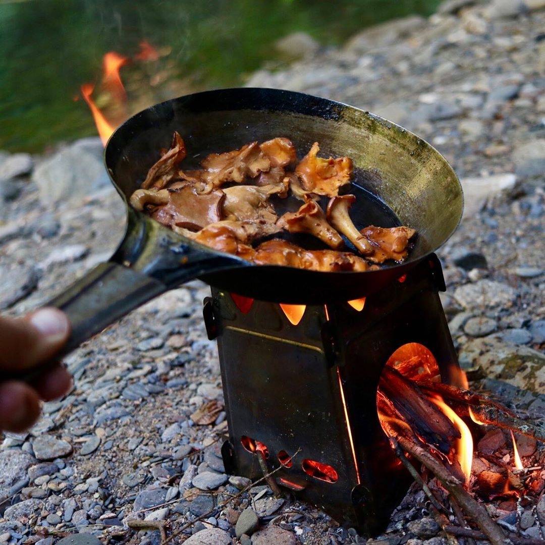 Making the most of what nature provides. 🍽

📷 by: @scottcretul_outdoors

#chanterellemushrooms #mushroomhunting #wildforaging #foragingforfood #cowboyskillet #bushcraft #adventurefood #sauteedmushrooms #bushcrafting #stickstove #twigstove #campfood #campchef #campcooking