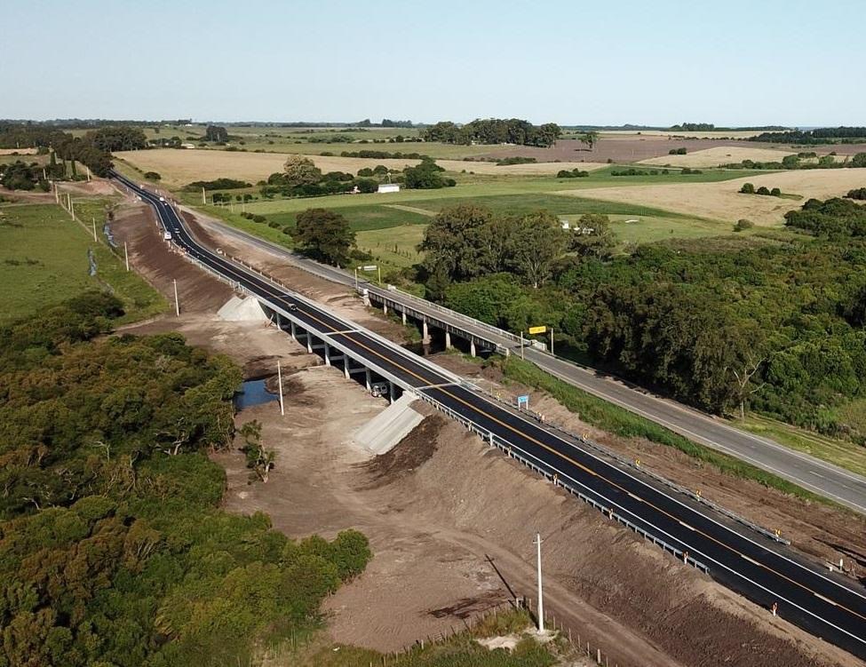 CDSIngenieros's tweet photo. Compartimos imágenes del nuevo puente sobre el Arroyo Riachuelo en Ruta 1, para el que @CDSIngenieros realizó el proyecto ejecutivo de los accesos al mismo incluyendo la generación de todos los recaudos necesarios para su construcción. @mtopuy #cdsingenieros #ingenieriavial https://t.co/EQEDU7S2TF