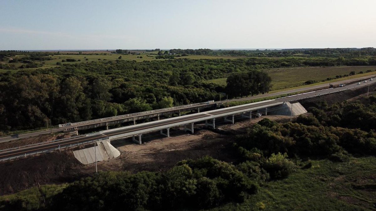 CDSIngenieros's tweet photo. Compartimos imágenes del nuevo puente sobre el Arroyo Riachuelo en Ruta 1, para el que @CDSIngenieros realizó el proyecto ejecutivo de los accesos al mismo incluyendo la generación de todos los recaudos necesarios para su construcción. @mtopuy #cdsingenieros #ingenieriavial https://t.co/EQEDU7S2TF