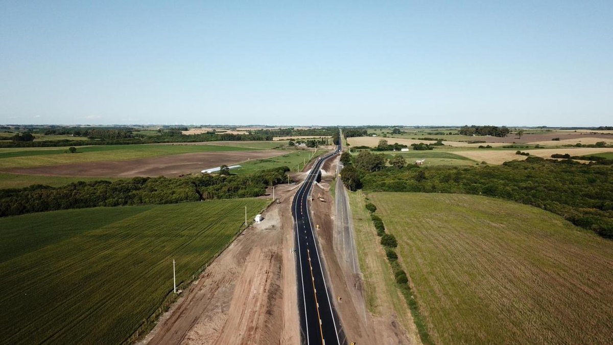 CDSIngenieros's tweet photo. Compartimos imágenes del nuevo puente sobre el Arroyo Riachuelo en Ruta 1, para el que @CDSIngenieros realizó el proyecto ejecutivo de los accesos al mismo incluyendo la generación de todos los recaudos necesarios para su construcción. @mtopuy #cdsingenieros #ingenieriavial https://t.co/EQEDU7S2TF