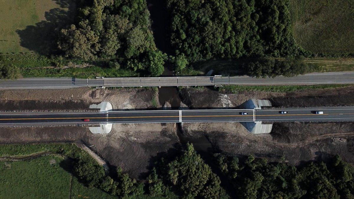 CDSIngenieros's tweet photo. Compartimos imágenes del nuevo puente sobre el Arroyo Riachuelo en Ruta 1, para el que @CDSIngenieros realizó el proyecto ejecutivo de los accesos al mismo incluyendo la generación de todos los recaudos necesarios para su construcción. @mtopuy #cdsingenieros #ingenieriavial https://t.co/EQEDU7S2TF