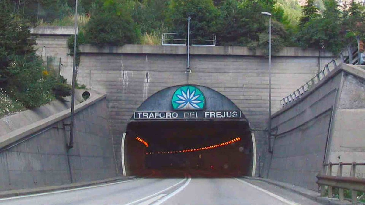 TgrRaiPiemonte's tweet photo. L'autostrada Torino-Bardonecchia e il traforo del Frejus a Gavio. Il gruppo ha la maggioranza di #Sitaf dopo aver acquisito le quote di comune e città metropolitana di Torino. Nelle casse pubbliche vanno 272 milioni. @TgrRai #ioseguotgr https://t.co/Q9nuXge0xl