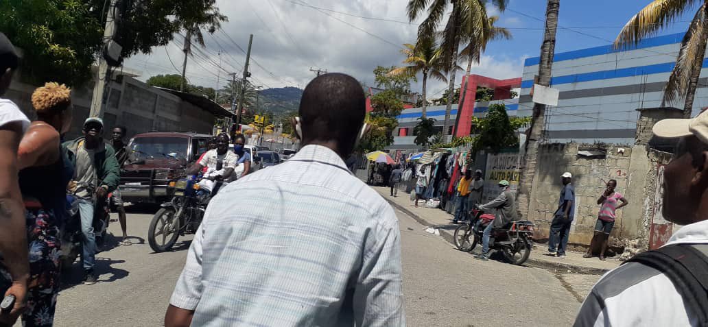 JahBFeray's tweet photo. 2 volè friz dam sa kap sot labank yo pran kob la. Yo te sou moto li suiv yo e fonse sou yo. Youn tonbe lòt la kouri. Manze te gonw mache li bay sak tonbe a 3 kout machet youn nan kou. Pandan l pral touyel lapolis paret.yo jwenn lòt la pi devan https://t.co/gh2j4etlXL