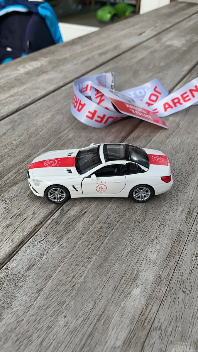 scherpie100's tweet photo. @AFCAjax leuk zo een auto echter niet zo een beste kwaliteit... https://t.co/kgHpioqMDQ