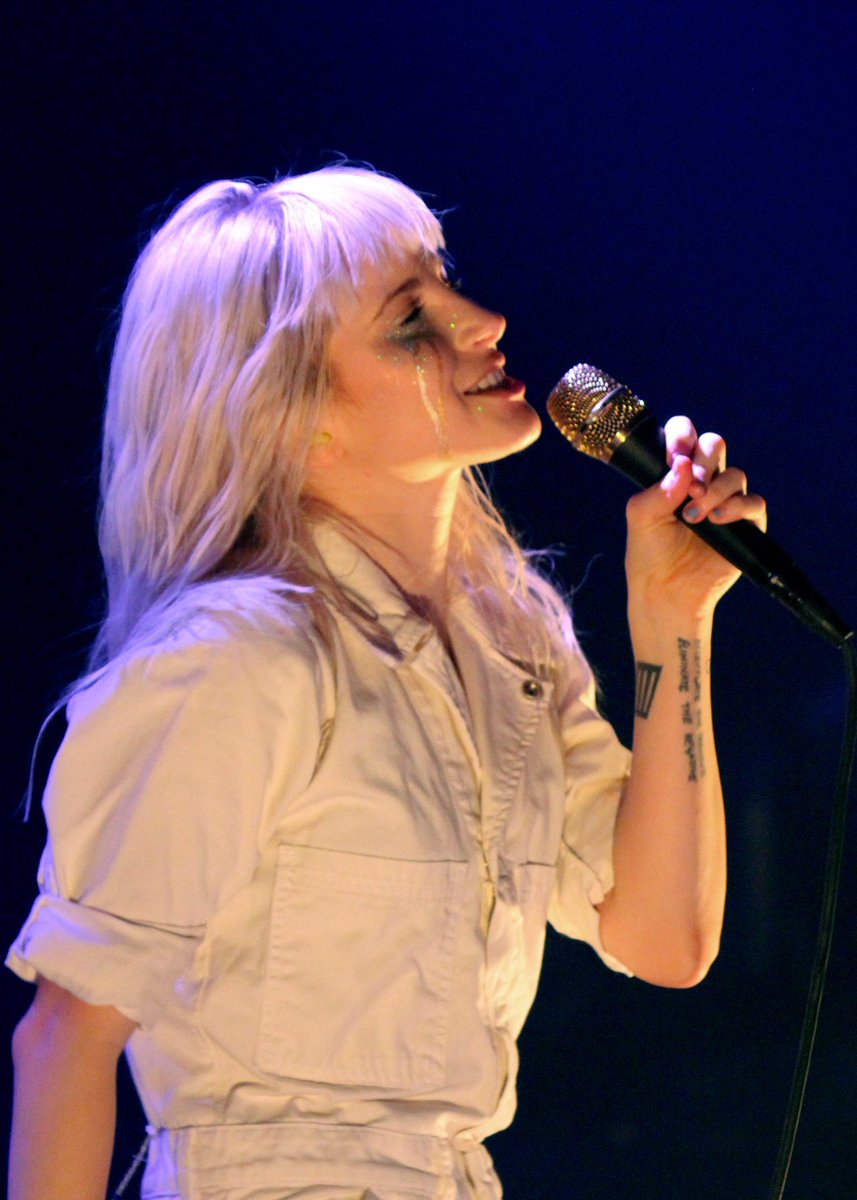 hayley’s iconic AL era looks — a thread 