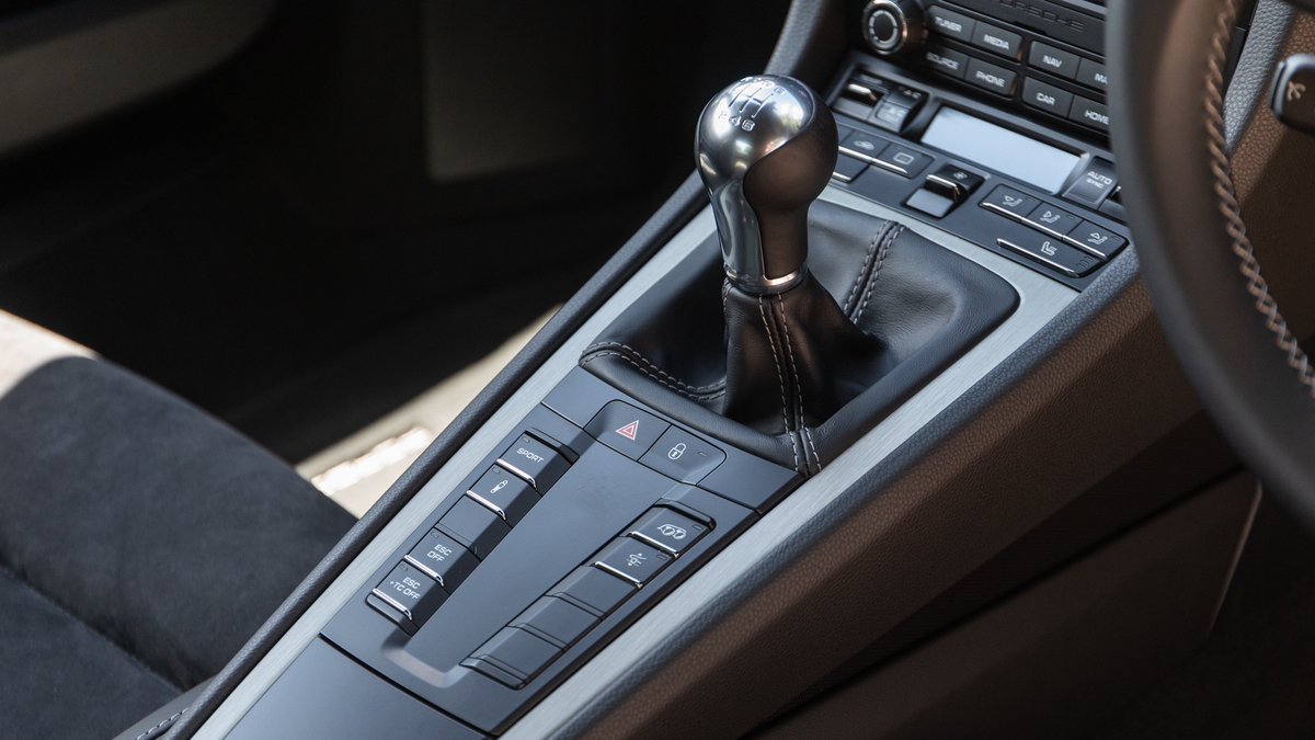 RomansCars's tweet photo. Manual Gearbox with Comfort Seats is a rare and desirable combo on the GT3. Think this one in #GTSilver might get snapped up fairly quickly.
๐https://t.co/pdNCaD46Hl https://t.co/RWmFnu4lTU