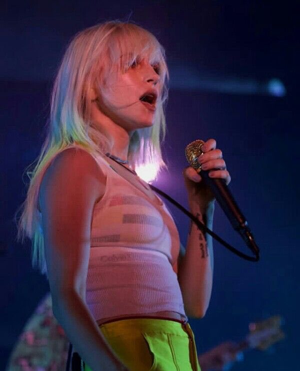 hayley’s iconic AL era looks — a thread 