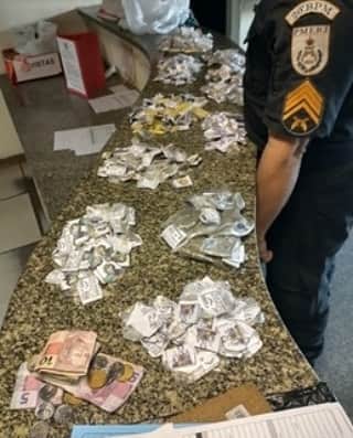 conectadooooo's tweet photo. 3ªCPA-15° BATALHÃO DE POLÍCIA MILITAR - DUQUE DE CAXIAS

Nesta quinta-feira (23), Policiais Militares do 15º BPM após alerta via rádio os PPMM procederam à Rua: 9( nove), em Santa Cruz da Serra, e se depararam com diversos elementos armados, houve confronto https://t.co/6YlzrK9qNA