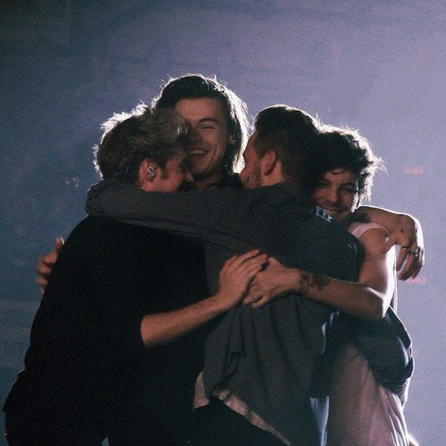 1DVideoDiaries's tweet photo. ONE DIRECTION’S GROUP HUGS THOUGH 🥺🤧♥️ #10YearsOfOneDirection #10YearsOf1D https://t.co/jk00qmYZig