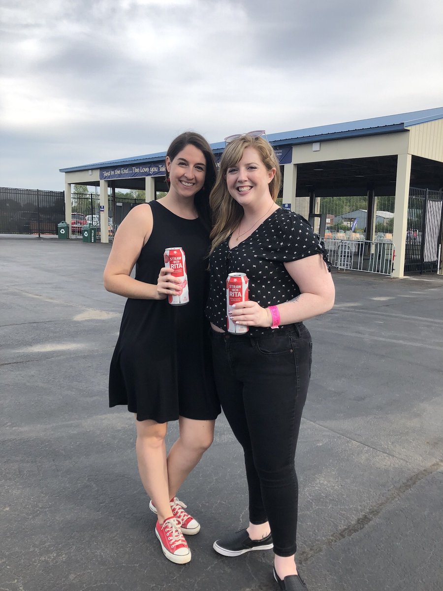 klutzyqueen's tweet photo. The only way Lacey and I could concerts for YEARS was with strawberitas in our hands. Which also led to my favorite text I’ve ever sent- a day after, “dude, I just burped straight strawberita” @moonyinspades #10yrsof1D https://t.co/e08ofwwePP