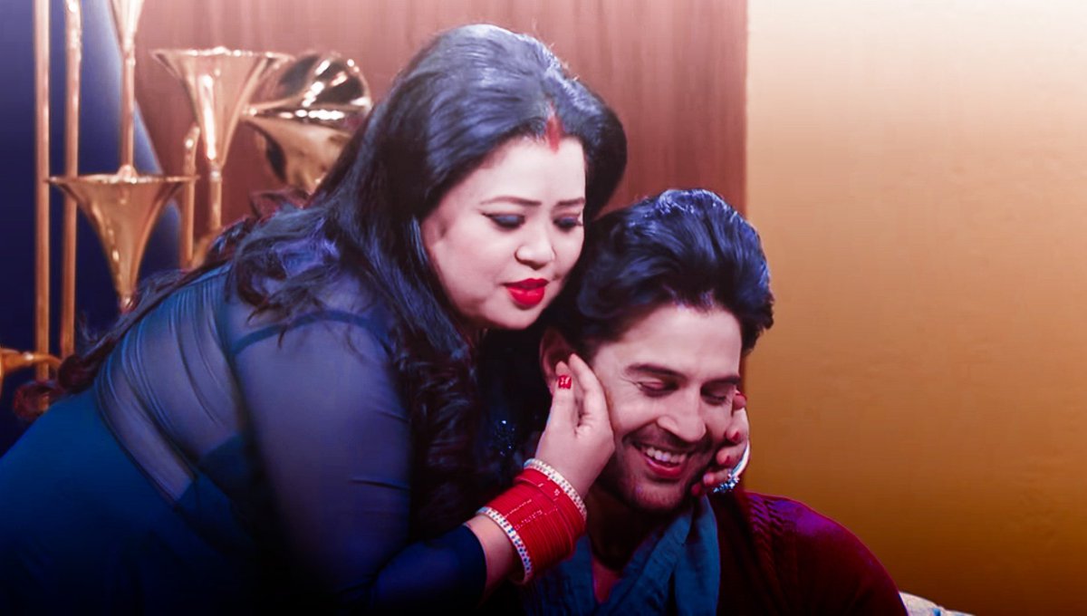 RKHeartz's tweet photo. So cute this was, Rajeev got so 𝙨𝙝𝙮😝😄
And then he said 𝘼𝙖𝙥 𝘽𝙝𝙪𝙡 𝙜𝙮𝙞 𝙠𝙞 𝙢𝙖𝙞𝙣 𝙗𝙝𝙞 𝙨𝙝𝙖𝙖𝙙𝙞 𝙨𝙝𝙪𝙙𝙝𝙖 𝙝𝙤𝙤𝙣 😋
#RajeevKhandelwal #BhartiSingh
#JuzzBaatt https://t.co/6YAziPcQqm